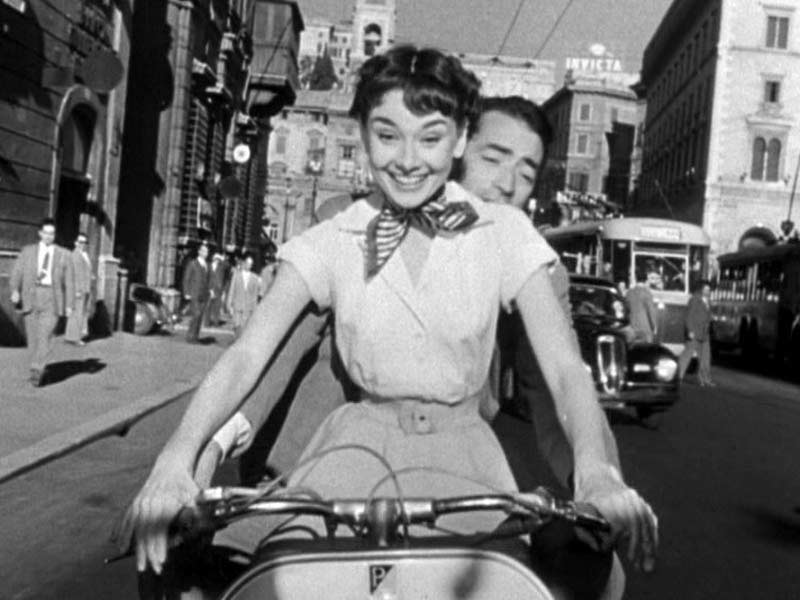 audrey_hepburn_and_gregory_peck_on_vespa_in_roman_holiday_trailer